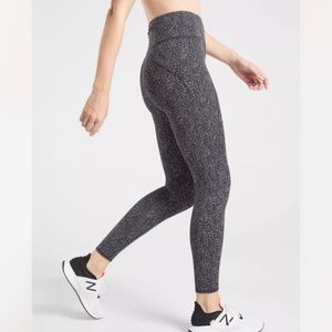 Athleta Women’s Black & White Lightning Static 7/8 Tight Leggings, Size Medium